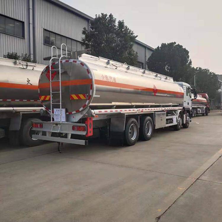 重汽汕德卡鋁合金油罐車 高效運(yùn)油新標(biāo)桿